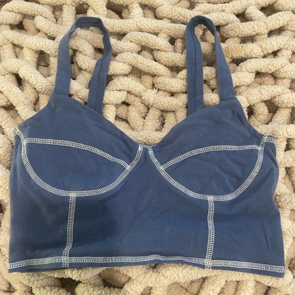 Hi I am selling this amazing crop top.